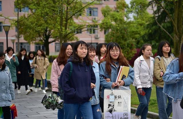 大学生回农村搞养殖，收购价2毛钱，一年收入可达上百万