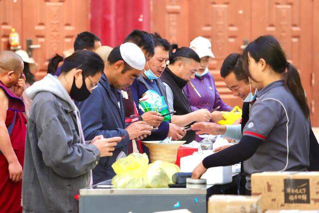 中国最大的冬虫夏草市场—西宁玖鹰虫草市场