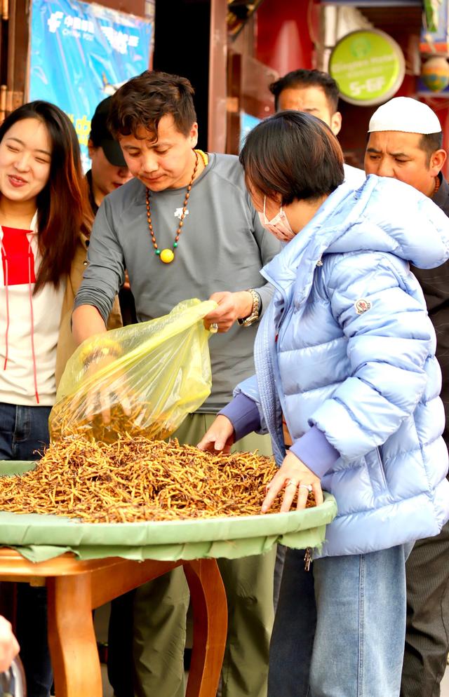 中国最大的冬虫夏草市场—西宁玖鹰虫草市场