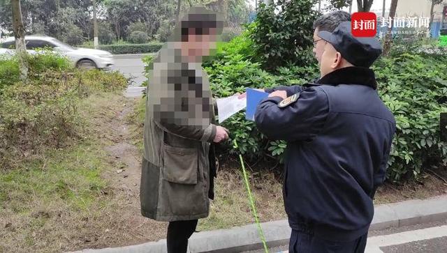 狗在绿化带排便主人竟想溜 四川泸州一男子被罚款50元