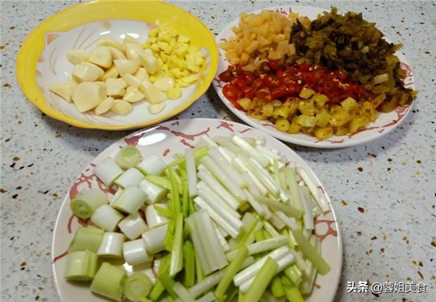 川味鲤鱼这样做，厨娘教你1招，鱼肉鲜嫩入味，汤汁泡饭抢着吃