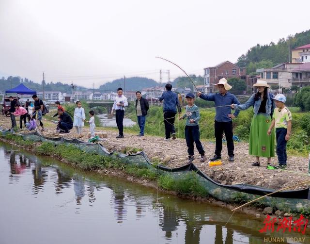 新邵芭蕉社区：垂钓小龙虾，带火亲子游