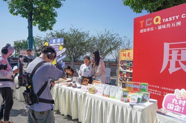 外国友人跟着中国大厨学做美食 领略中华美食文化