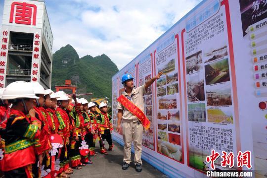 广西乐滩水电站为保西江上游生态平衡 十五年投放200万尾鱼苗