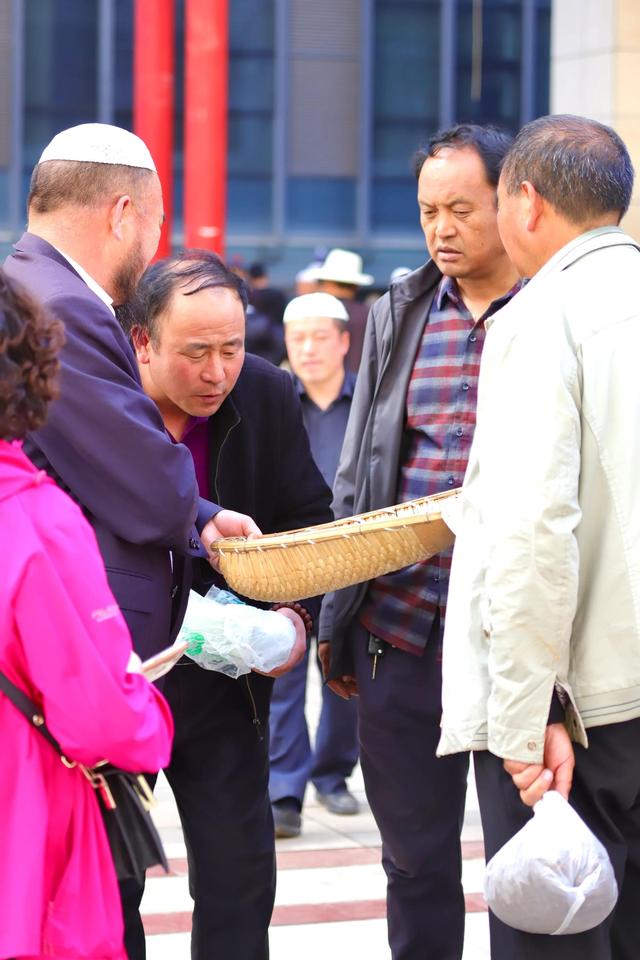 中国最大的冬虫夏草市场—西宁玖鹰虫草市场