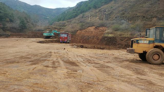 钟屏街道以则张家箐肉牛养殖厂开工建设