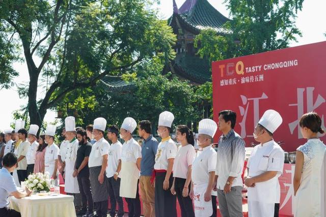 外国友人跟着中国大厨学做美食 领略中华美食文化