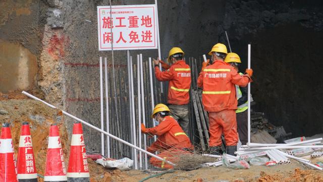 龙城高速开局全速“犇”跑——龙城欲北隔千障，路桥越险勇向前