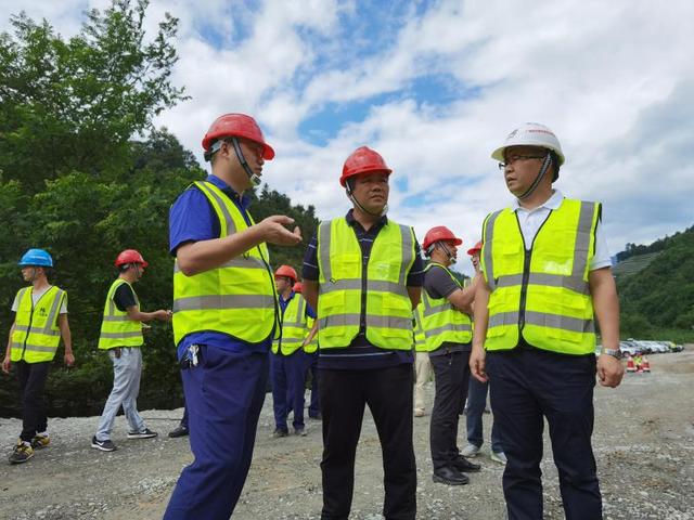 龙城高速开局全速“犇”跑——龙城欲北隔千障，路桥越险勇向前