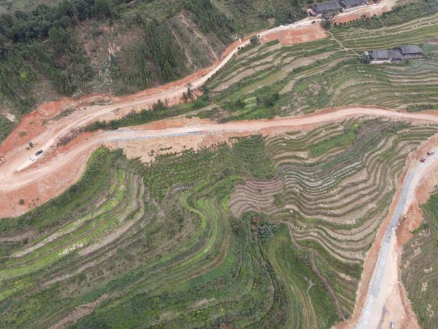 龙城高速开局全速“犇”跑——龙城欲北隔千障，路桥越险勇向前