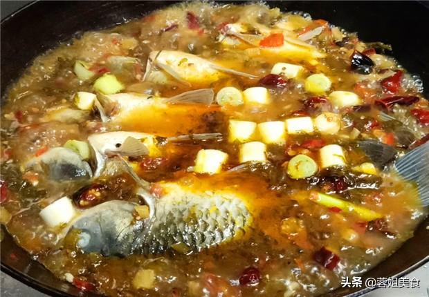 川味鲤鱼这样做，厨娘教你1招，鱼肉鲜嫩入味，汤汁泡饭抢着吃