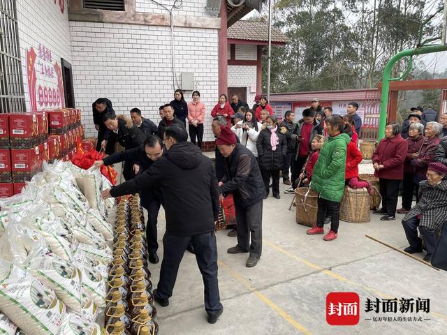 养的鸡鸭卖了几千元，四川荣县双古镇楠木村村民准备过年了