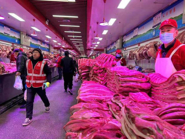 新发地市场春菜大量上市，降幅明显