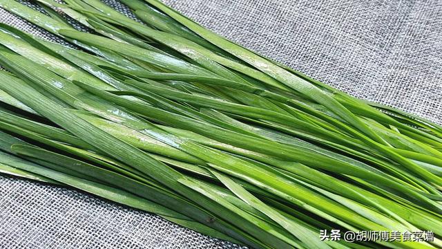 买韭菜时，挑“宽叶”还是“窄叶”？老菜农：区别很大，别买错了