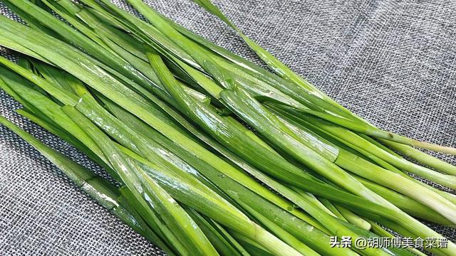 买韭菜时，挑“宽叶”还是“窄叶”？老菜农：区别很大，别买错了