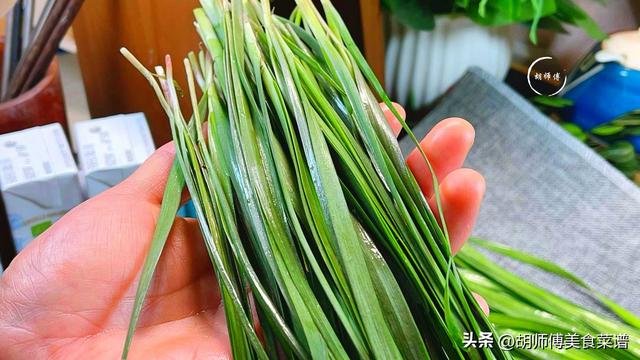 买韭菜时，挑“宽叶”还是“窄叶”？老菜农：区别很大，别买错了