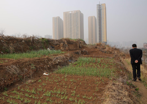 农村土地谁开荒就归谁？村委会收回农民荒地该咋办，会有赔偿吗？