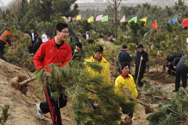 中国发明高效率“吞沙巨兽”，一天吞噬沙漠40亩，已在甘肃使用