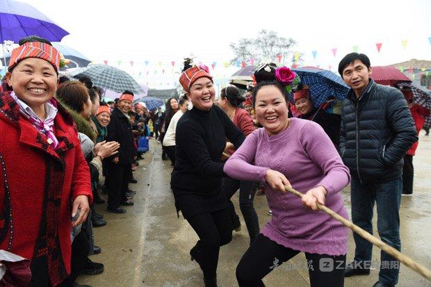 苗乡群众喜迎新年：盛装踩鼓斗鸟斗鸡，还要来一场夫妻互背赛跑