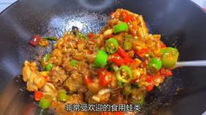 牛蛙养殖饲料配方(牛蛙养殖真的难吗？新手小白合不合适养？都需要哪些条件)