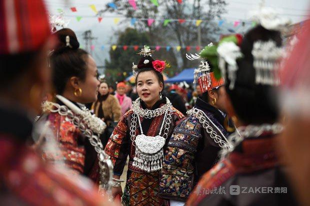 苗乡群众喜迎新年：盛装踩鼓斗鸟斗鸡，还要来一场夫妻互背赛跑