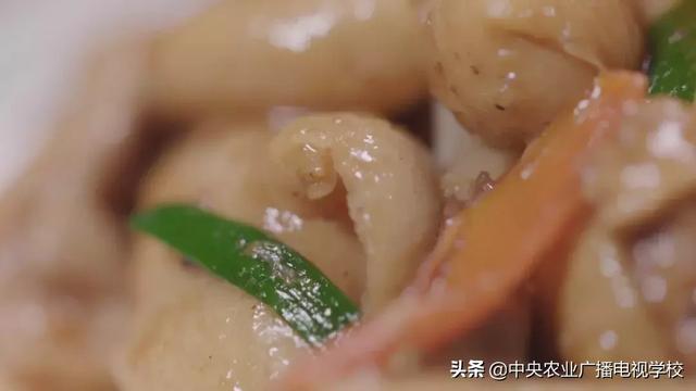 【农广天地】一棚两用 猪菜共生