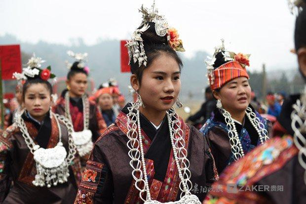 苗乡群众喜迎新年：盛装踩鼓斗鸟斗鸡，还要来一场夫妻互背赛跑