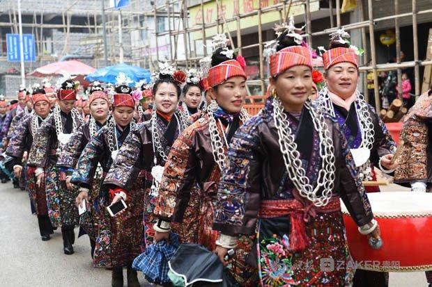 苗乡群众喜迎新年：盛装踩鼓斗鸟斗鸡，还要来一场夫妻互背赛跑