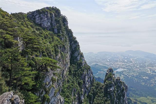 同时能欣赏长江、秀山和鄱阳湖，只有江西这个景点