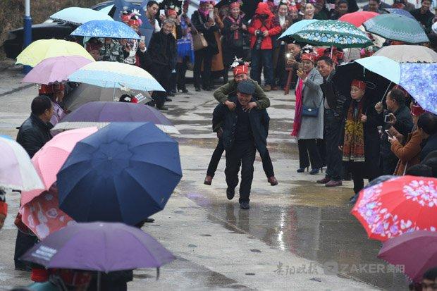 苗乡群众喜迎新年：盛装踩鼓斗鸟斗鸡，还要来一场夫妻互背赛跑