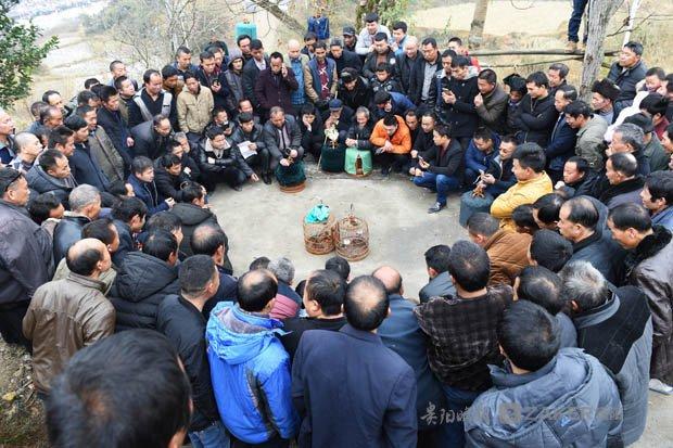 苗乡群众喜迎新年：盛装踩鼓斗鸟斗鸡，还要来一场夫妻互背赛跑