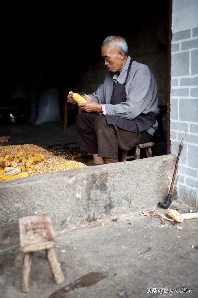 自驾黔西：山上的板凳舞，长犄角的苗人，好粮给鸡吃