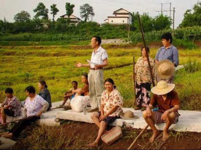 重庆老人被“托梦”屋下有宝，不顾反对挖开，竟成村里首富