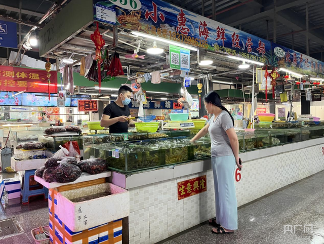 休渔期广西海鲜价格有所上涨 小龙虾成新宠