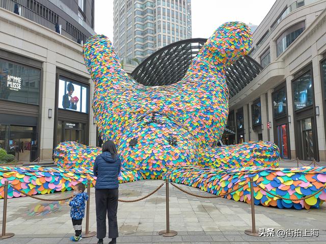 10米高！一只巨型五彩兔子倒立在上海闹市街头引围观