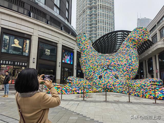 10米高！一只巨型五彩兔子倒立在上海闹市街头引围观