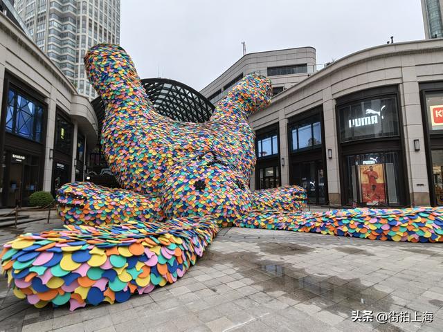 10米高！一只巨型五彩兔子倒立在上海闹市街头引围观