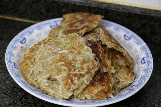 家里还有些旱萝卜，用旱萝卜制作素丸子和咸食