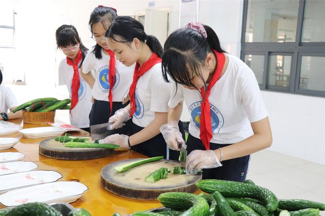 亲力亲为耕种 南宁市月湾路小学孩子们体验到“丰收”的喜悦