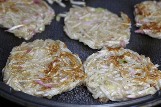 家里还有些旱萝卜，用旱萝卜制作素丸子和咸食