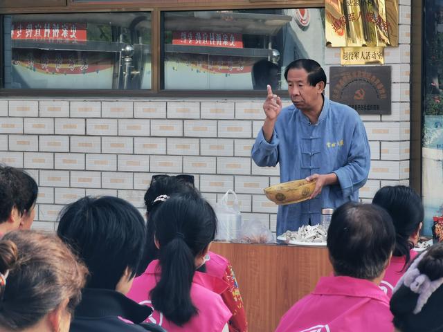 食用菌种植烹饪技术“打包”下乡，村委会里飘起饭菜香