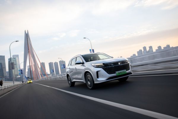 中型SUV“对抗”紧凑型SUV；最近爆火蓝电E5让宋PLUS DM-i黯然失色