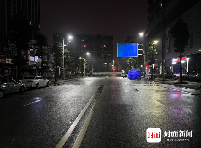 居民众筹买来鲜花和锦旗送防疫人员 成都郫都区天璟荟小区解封暖心瞬间