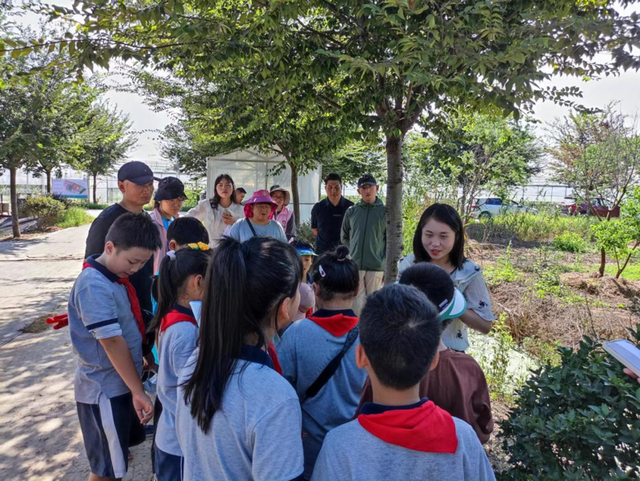 南京八卦洲社区教育中心：访百绿农艺，探科技种植