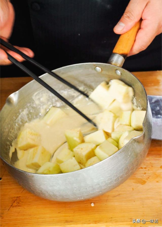 避风塘茄子怎么做酥脆不吸油，掌握3个关键技巧，外焦里嫩好吃！