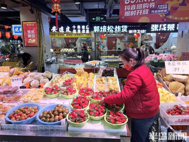 初冬“头茬”草莓新鲜上市，40元一斤，销量不错