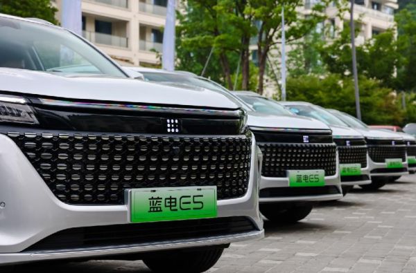 同样是插混SUV；蓝电E5定位中型才9.98万起，欧尚Z6 iDD拿什么比？