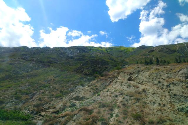 成都周边苍凉的大山，风沙大得如陕北，却藏有“地宝”