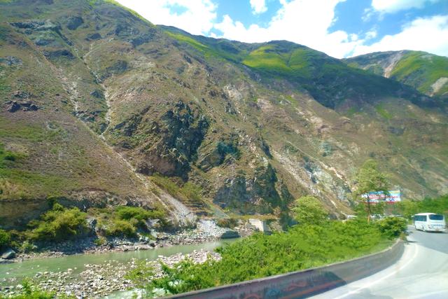 成都周边苍凉的大山，风沙大得如陕北，却藏有“地宝”