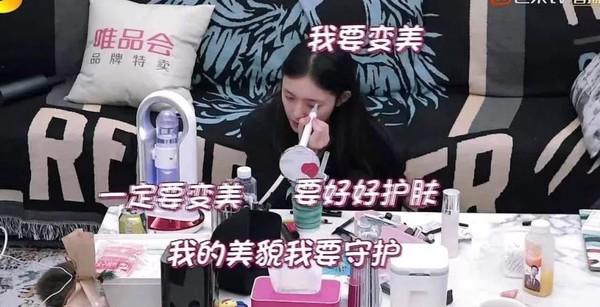 女明星睁开眼就喝奶茶？林允的“疯癫”人设啥时候能走到头？